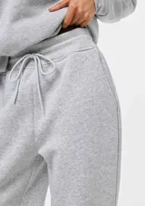 Pantalón deportivo de felpa color gris melange, de corte relajado, con cintura elástica y puños en los tobillos.