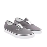 Zapatillas Vans modelo Authentic, color gris, con cordones blancos y suela de goma blanca con línea negra.
