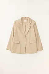 Blazer formal color beige, de lino, con solapas de muesca, cierre frontal con un botón y bolsillos de parche.