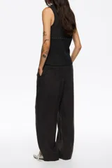 Pantalón recto color negro de tiro medio, con bolsillos laterales, pinzas en el delantero y cintura ajustable con cordón.