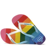 Sandalias tipo ojotas Havaianas con diseño de arcoíris en la base y tiras blancas con logo en relieve.