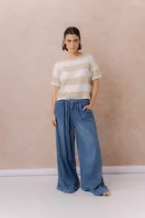 Jean de calce amplio y relajado, color azul, con pierna extra ancha y caída fluida. Diseño de tiro alto con pinzas delanteras y lazo regulable en la cintura. Cuenta con bolsillos laterales y traseros.
