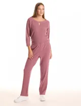 Pantalón jogger color rosado, de tejido suave, con pretina elastizada y bolsillos laterales. El diseño de la pierna es de caída fluida y se ajusta levemente en el tobillo.