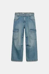 Pantalón tipo cargo de tiro medio confeccionado en denim azul. Presenta bolsillos laterales con solapa, bolsillos delanteros y traseros, y un cinturón integrado del mismo tejido con hebilla metálica.