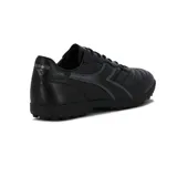 Championes de fútbol Diadora modelo Goal TF, color negro, con suela diseñada para césped sintético y diseño acolchado en la puntera.