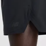 Short deportivo de running color negro, con cintura elástica y cordón ajustable. Cuenta con aberturas laterales para mayor movilidad, forro interior de malla para sujeción y múltiples bolsillos funcionales, incluyendo uno trasero con cierre.