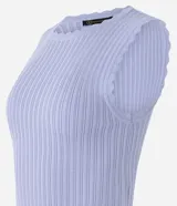 Top sin mangas de punto acanalado color fucsia, con cuello redondo y bordes ondulados en sisas y cuello.