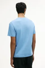 Remera de punto de algodón liviano en color celeste, con cuello redondo y mangas cortas de corte estándar.