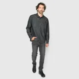 Camisa de denim gris con efecto lavado, manga larga, cuello clásico y dos bolsillos frontales con solapa.