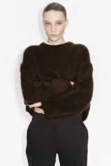 Pantalón tobillero de color marrón oscuro, corte recto y ajustado, con cintura estándar y bolsillos al bies.