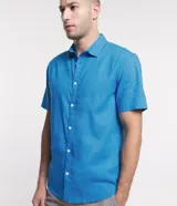 Camisa de manga corta de lino y algodón color beige, de corte confort, con cuello camisero y cierre frontal de botones.