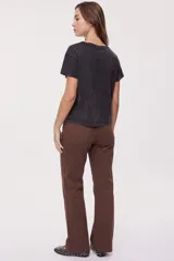 Pantalón de tiro medio y corte wide leg color beige, con diseño clásico de cinco bolsillos, presillas para cinto y cierre frontal con botón y cremallera.