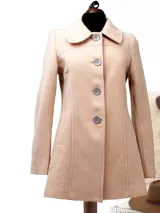 Abrigo rojo de lana con cuello amplio, solapas grandes, cierre con dos botones y bolsillos laterales.