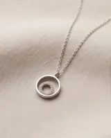 Collar de plata con cadena fina y dije colgante de doble círculo, con un círculo interior pavé de circonias.