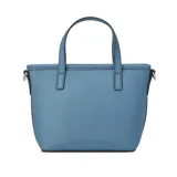 Cartera tipo tote bag Guess de color azul, confeccionada en PVC con textura saffiano y el logotipo triangular de la marca en relieve en el frente. Cuenta con doble asa de mano, herrajes metálicos plateados y una correa ajustable y desmontable de lona en color blanco y azul con el nombre de la marca tejido.