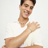 Pulsera elástica plateada con cuentas irregulares de aleación de metales bañadas en plata y pieza central con el logo de la marca Uno de 50 grabado.