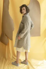 Camisa larga color beige con botones dorados y bolsillo plaque en la delantera. Confeccionada en lana fina sin teñir, diseñada exclusivamente por Don Baez. Hecha 100% en Uruguay.