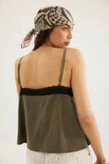 Top lencero verde militar de tencel, con escote en V decorado con encaje negro, breteles finos y detalle de dos botones forrados en el centro.