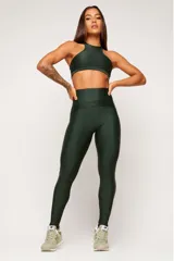 Top deportivo color bordó, con textura tipo panal 3D, cuello alto y estructura firme.