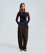 Pantalón sastre de corte barrel, color marrón oscuro, con cintura alta, pinzas delanteras y piernas anchas de diseño estructurado.