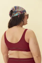 Top de bikini negro con breteles finos y detalle de calado horizontal debajo del busto.