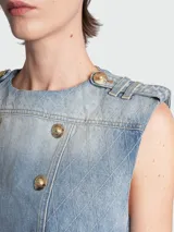 Chaleco de jean corto con diseño acolchado de rombos, estilo militar con doble botonadura frontal y botones dorados con logo grabado.