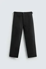 Pantalón de corte recto confeccionado en tejido de algodón con estructura diagonal. Presenta cintura ajustable en los laterales con trabillas, bolsillos delanteros tipo cargo y bolsillos traseros con solapa. Cierre frontal con cremallera y botón.