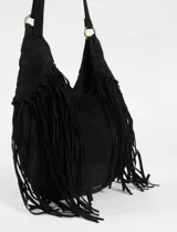 Cartera bandolera de gamuza sintética color negro, con diseño de flecos largos en los laterales y correa ajustable.