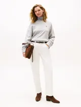 Jean de corte recto color blanco, confeccionado en algodón con un toque de elasticidad. Presenta un diseño clásico de cinco bolsillos, cierre con botón metálico y cremallera, y detalles distintivos de la marca.