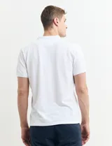 Remera blanca de algodón con cuello mao y media botonadura.