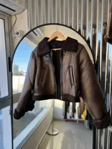 Campera marrón de cuero sintético con interior de piel sintética color marrón.