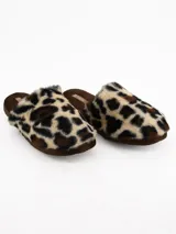 Pantuflas de estar por casa con diseño de animal print de leopardo, confeccionadas en material sintético de pelo suave con base marrón.