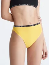 Bombacha de algodón color amarillo con cintura alta y elástico negro con logo Calvin Klein.