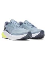 Championes Under Armour Turbulence 3 para running, color celeste con detalles en azul marino y suela blanca con refuerzo amarillo en el talón.