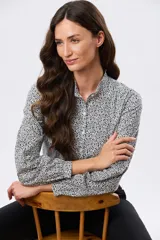 Camisa de algodón con cuello mao y cierre frontal de botones, de manga larga con puños ajustados y diseño entallado con estampado en blanco y negro.