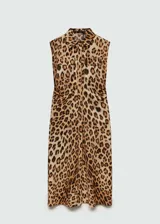 Vestido midi de diseño recto y sin mangas, con cuello camisero y cierre frontal de botones. Presenta dos bolsillos de parche en el pecho y un estampado de leopardo en tonos marrones.