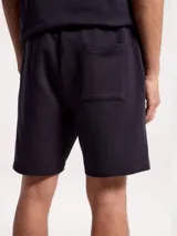 Bermuda de corte recto y diseño minimalista, confeccionada en tejido de punto con cintura elástica y cordón ajustable.