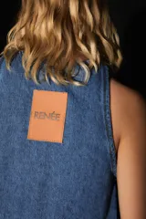 Top sin mangas de denim azul, con escote redondo y corte recto.