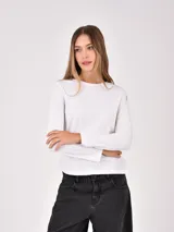 Remera blanca de manga larga con cuello redondo.