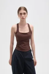 Musculosa de poliamida color marrón, con cuello cuadrado y diseño ajustado al cuerpo.