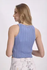 Top sin mangas color beige claro, tejido en punto acanalado con hilos de lurex que le dan un brillo sutil.
