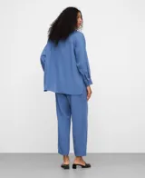 Pantalón barrel fit de lyocell color azul, con cintura elástica, bolsillos laterales y largo tobillero.