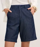 Bermuda de jeans de tiro alto con cintura de inspiración sastre, trabillas para cinto y bolsillos laterales. Confeccionada 100% en algodón.