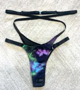 Bombacha de tiro alto confeccionada en una combinación de lycra y microtul, con diseño de doble tira cruzada en la cintura y breteles regulables con enganches metálicos.