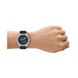 Reloj cronógrafo Armani Exchange modelo Sync con caja de 44 mm en tono gris mate, esfera negra con detalles en rojo y correa de silicona negra.