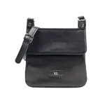 Bandolera pequeña de cuero color negro, con diseño de solapa frontal y correa ajustable. Presenta el logo de la marca en una placa metálica en la parte inferior central.