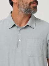 Chomba gris melange de manga corta con cuello polo, cierre frontal de tres botones y un bolsillo aplicado en el pecho.