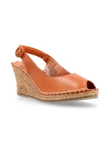 Sandalias de cuero color suela con cuña de yute, punta cerrada y hebilla de ajuste al tobillo. Diseñadas en Uruguay y fabricadas en Turquía.