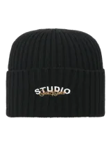 Gorro tipo beanie tejido en punto simple, color negro, con detalle de bordado frontal con la palabra STUDIO.