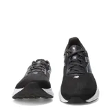 Championes de running New Balance 520 para hombre, en color negro con detalles en azul piedra y suela blanca con amortiguación Fresh Foam y acento amarillo en el talón.